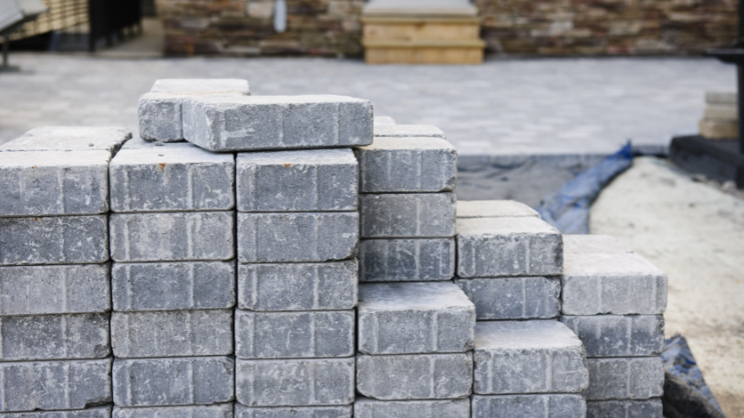 Piso intertravado de concreto como solução sustentável para calçadas, estacionamentos e áreas públicas, por Valderci Malagosini Machado.