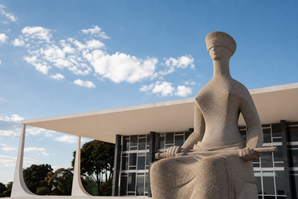 Fachada do Tribunal Superior Eleitoral durante julgamento sobre registro de candidatura nas eleições de 2026