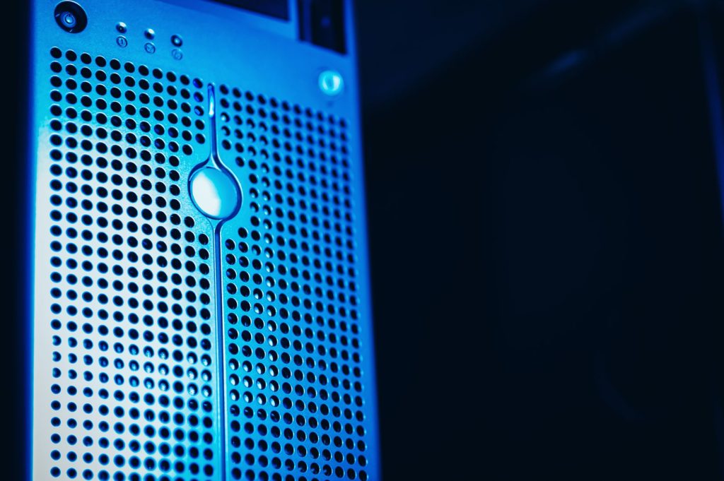 Rack de servidores iluminado em azul dentro de um moderno data center.