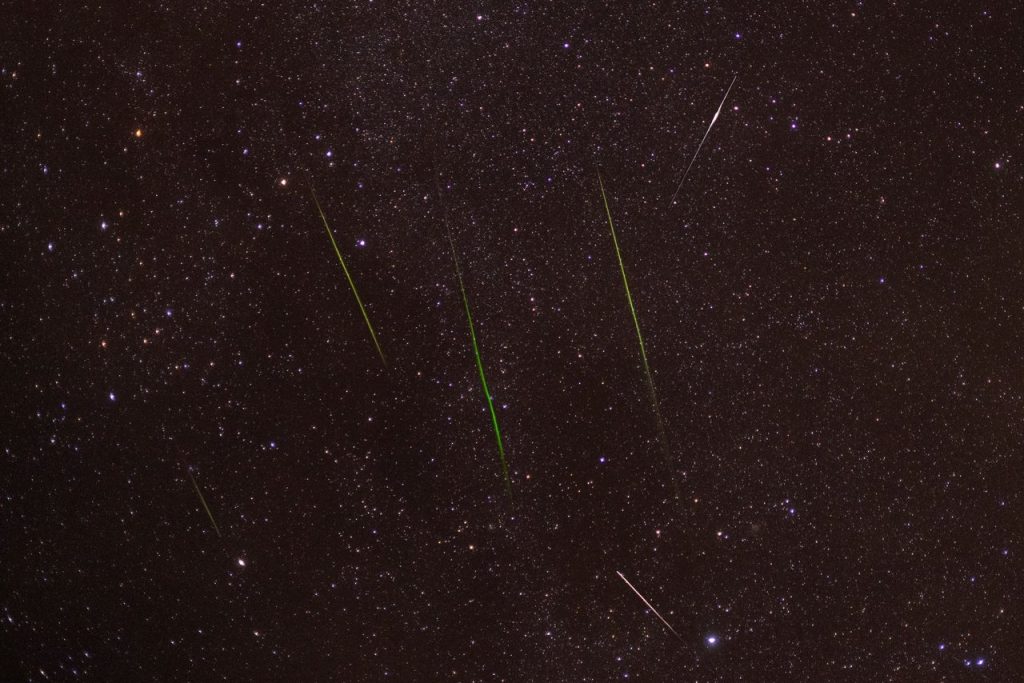 Orionídeas cruzam o céu brasileiro na madrugada de 21 de outubro Meteoros brilhantes cruzam um céu noturno estrelado durante uma chuva de meteoros.