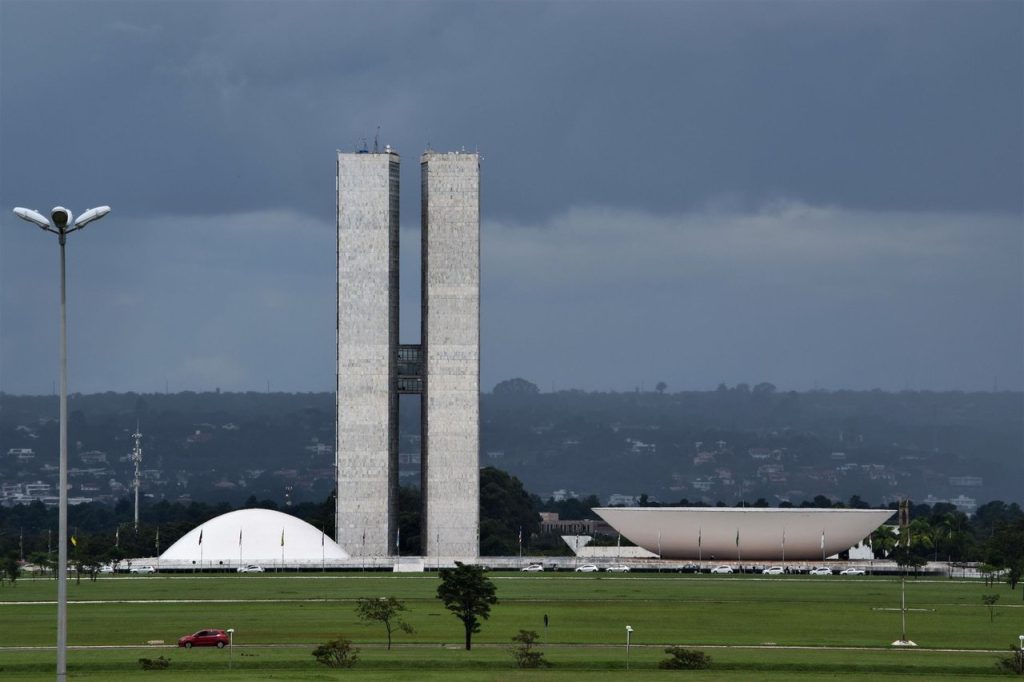 Vista do Congresso Nacional em Brasília, com suas cúpulas e torres destacadas na paisagem.